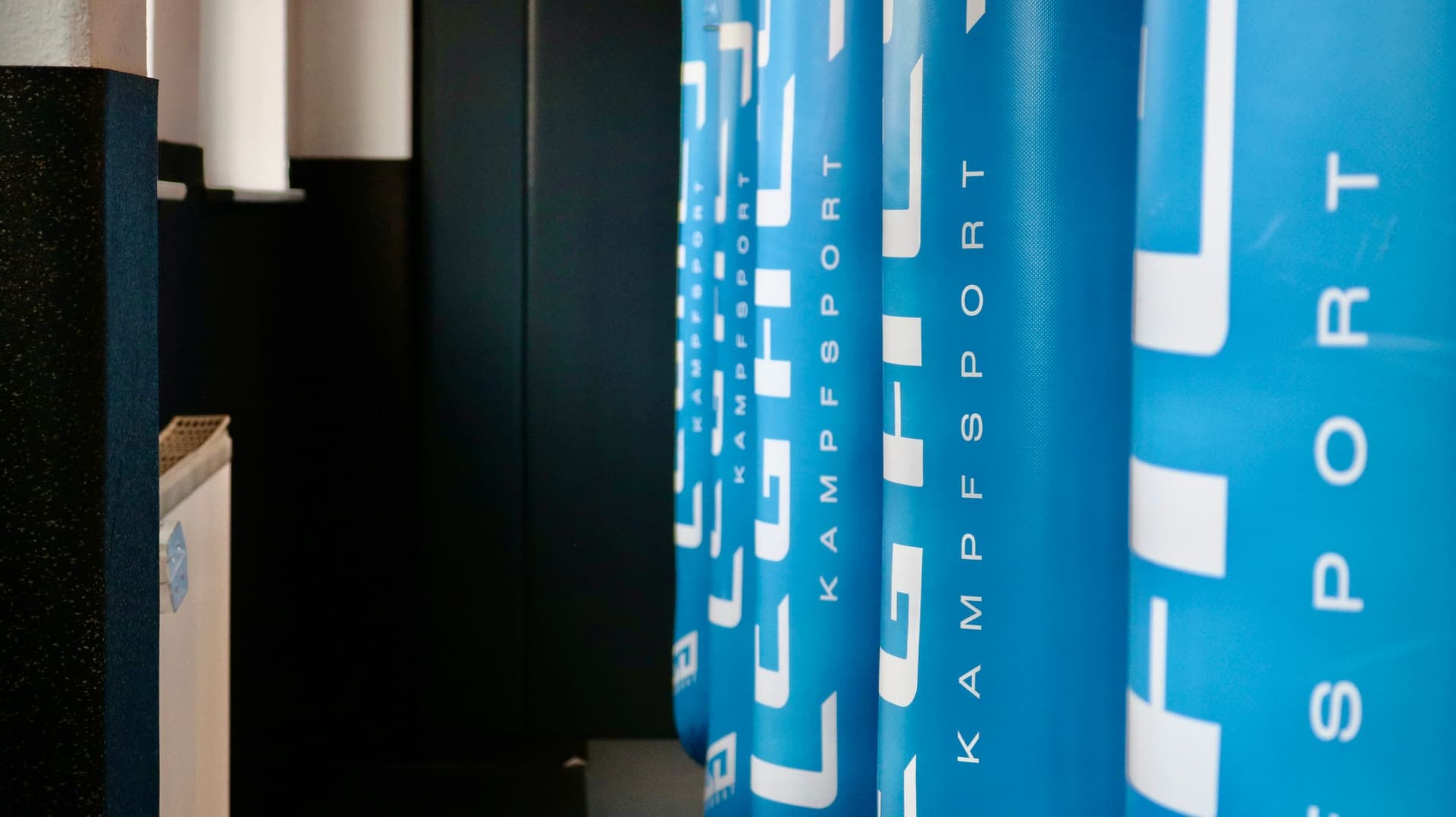 Blauer Legacy-Kampfsport-Sandsack in der Grappling-Halle in Pinneberg