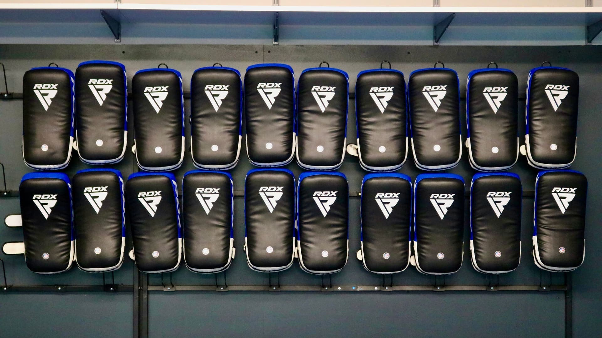 Thai-Pads an der Wand der Grappling-Halle von Legacy Kampfsport Pinneberg