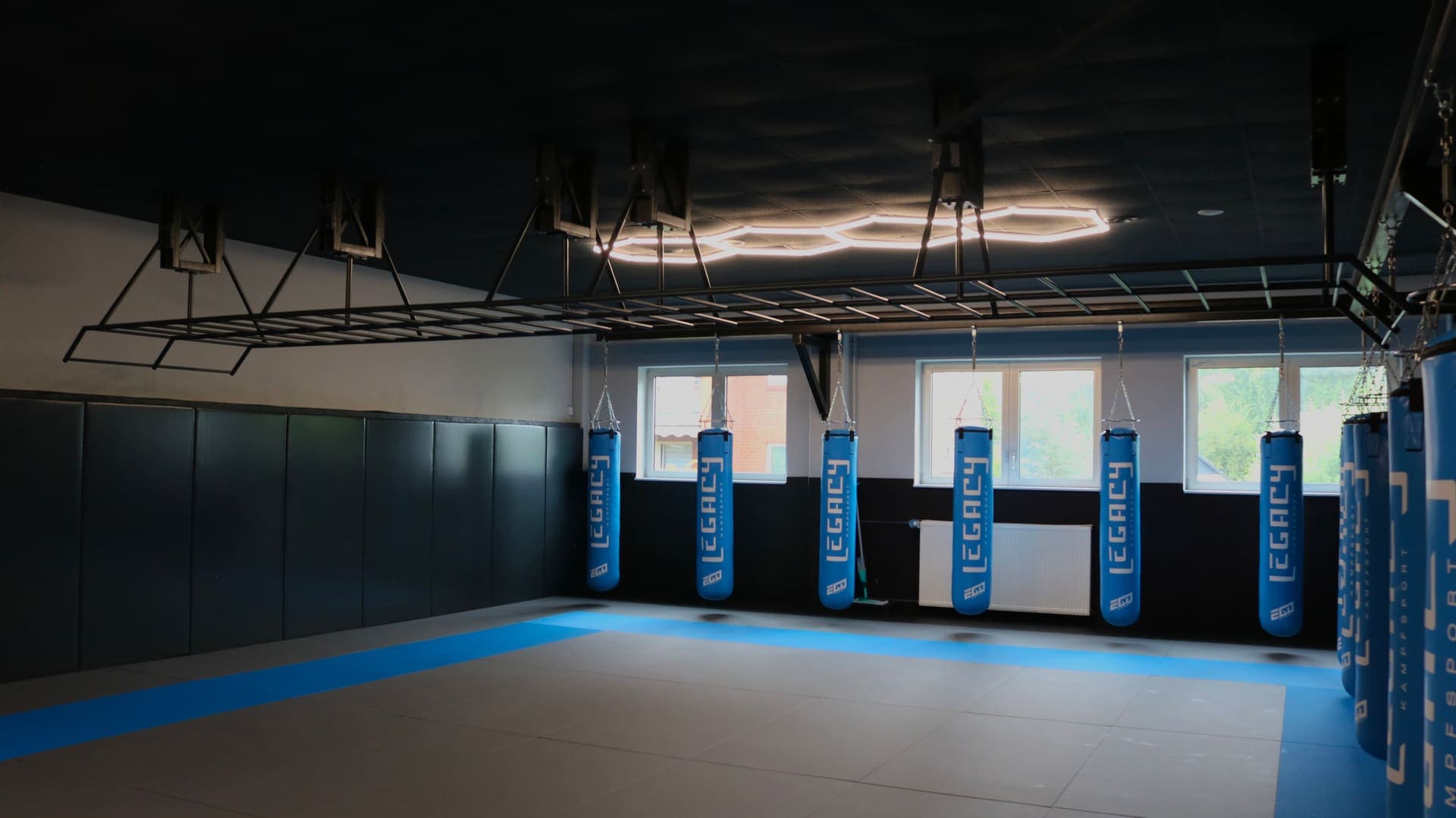 Wandprallschutz und blaue Mattenfläche der Grappling-Halle von Legacy Kampfsport Pinneberg