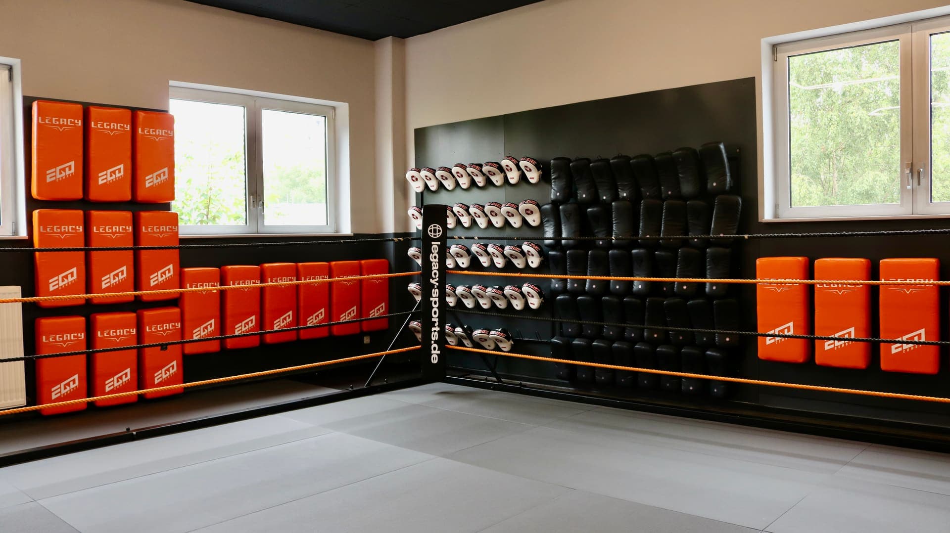 Pratzenwand mit Kickschildern, Boxpratzen und Thai-Pads in der Striking-Halle von Legacy Kampfsport