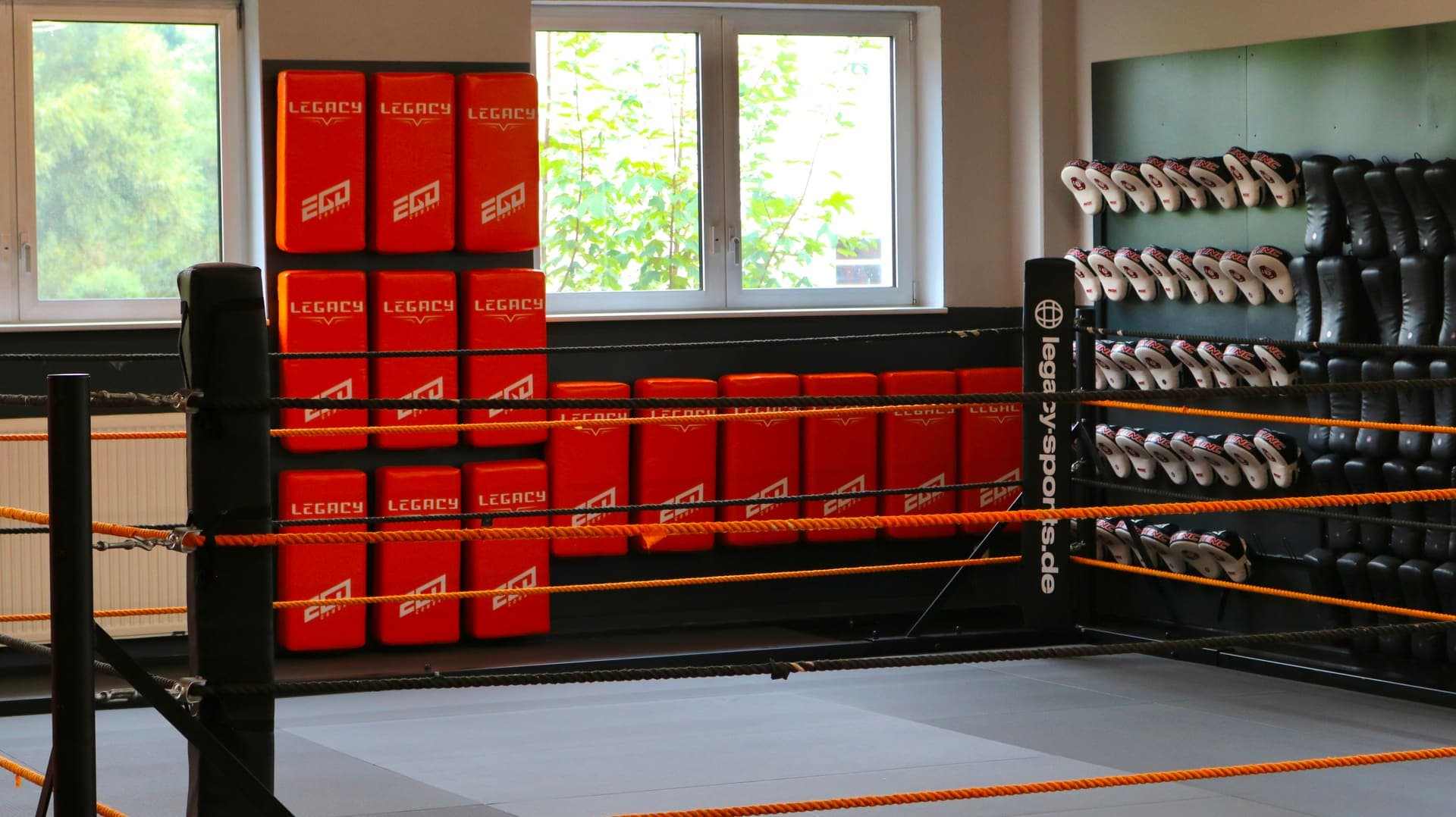 Ringecke mit Kickschildern und Boxpratzen in der Striking-Halle von Legacy Kampfsport Pinneberg