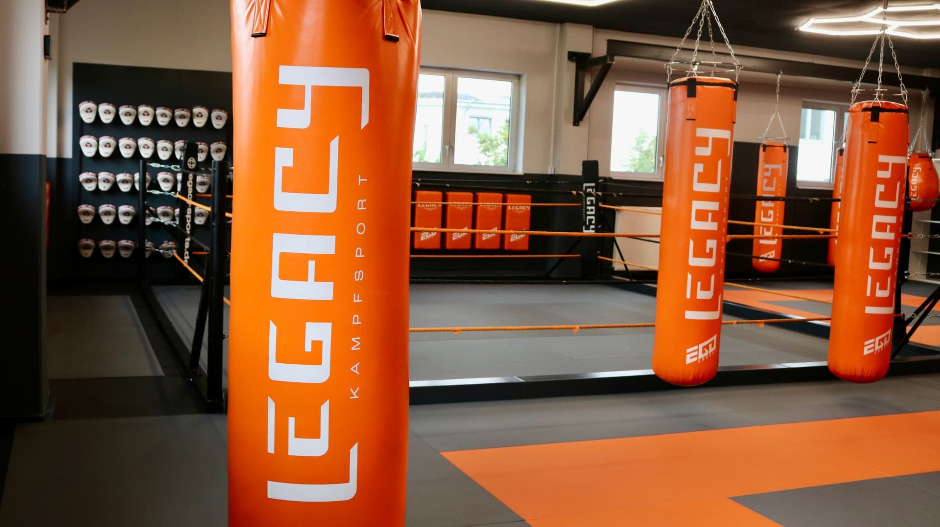 Oranger Legacy-Sandsack vor dem Boxring in der Striking-Halle in Pinneberg