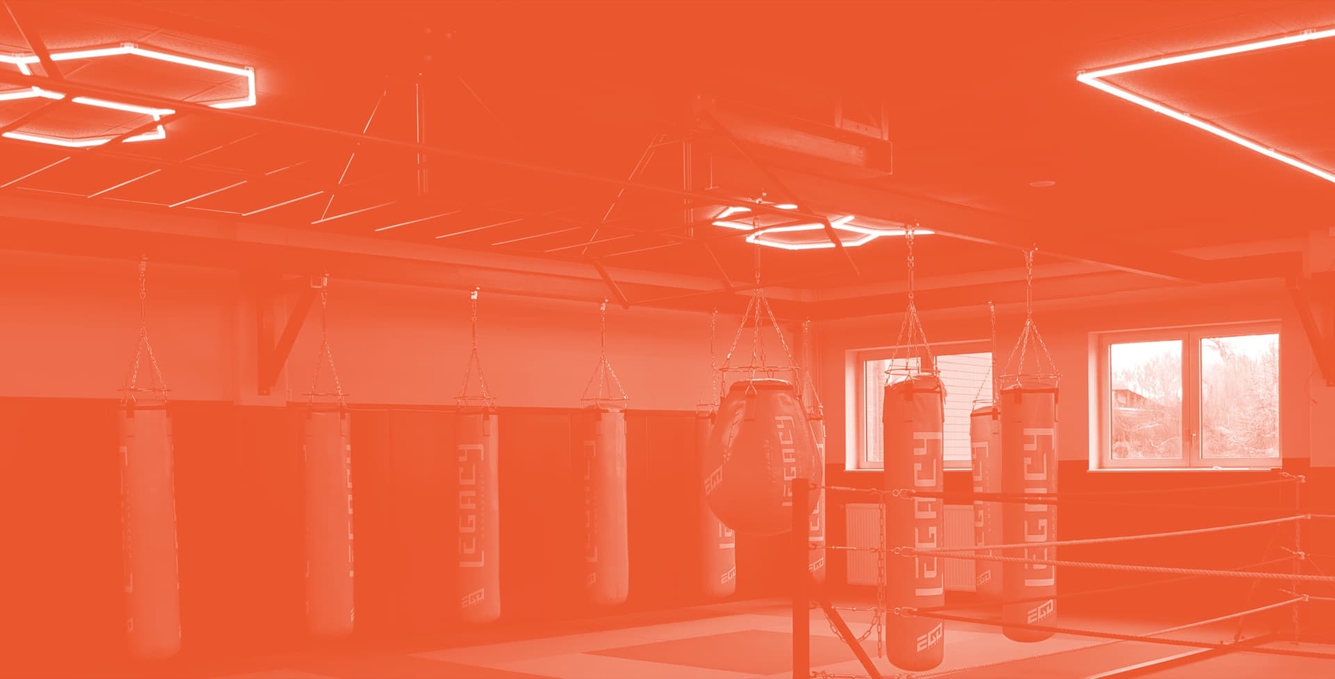 Striking-Halle mit Sandsäcken und Trainingsbereich