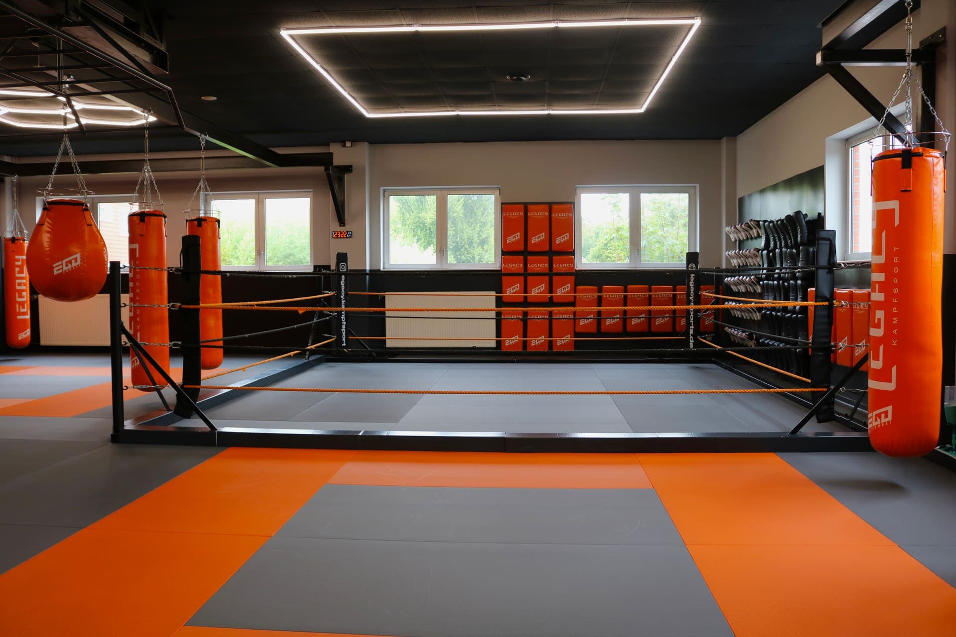 Boxring mit orangen Seilen in der Striking-Halle von Legacy Kampfsport Pinneberg